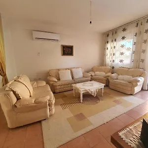 Vakantiehuis Spacious House With A Big Garden And Fire Pit, Tirana